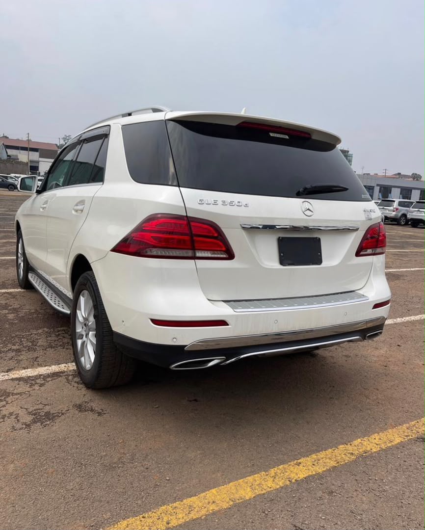 Mercedes-Benz SUV, photo 2 of 2